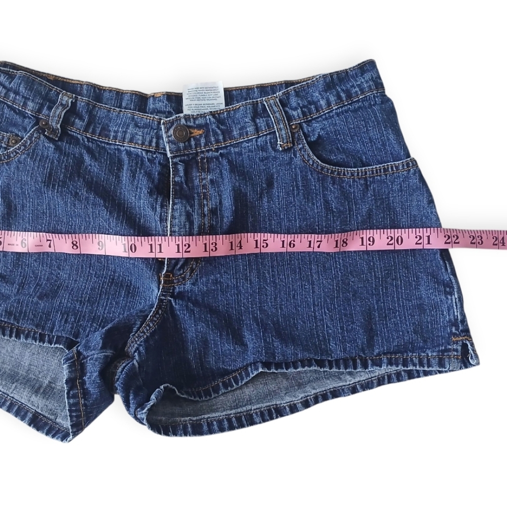 JORDACHE  AUTHENTIC JEANSWEAR WOMEN'S BLUE DENIM  SHORTS. SIZE 15/16 - Picture 10 of 16